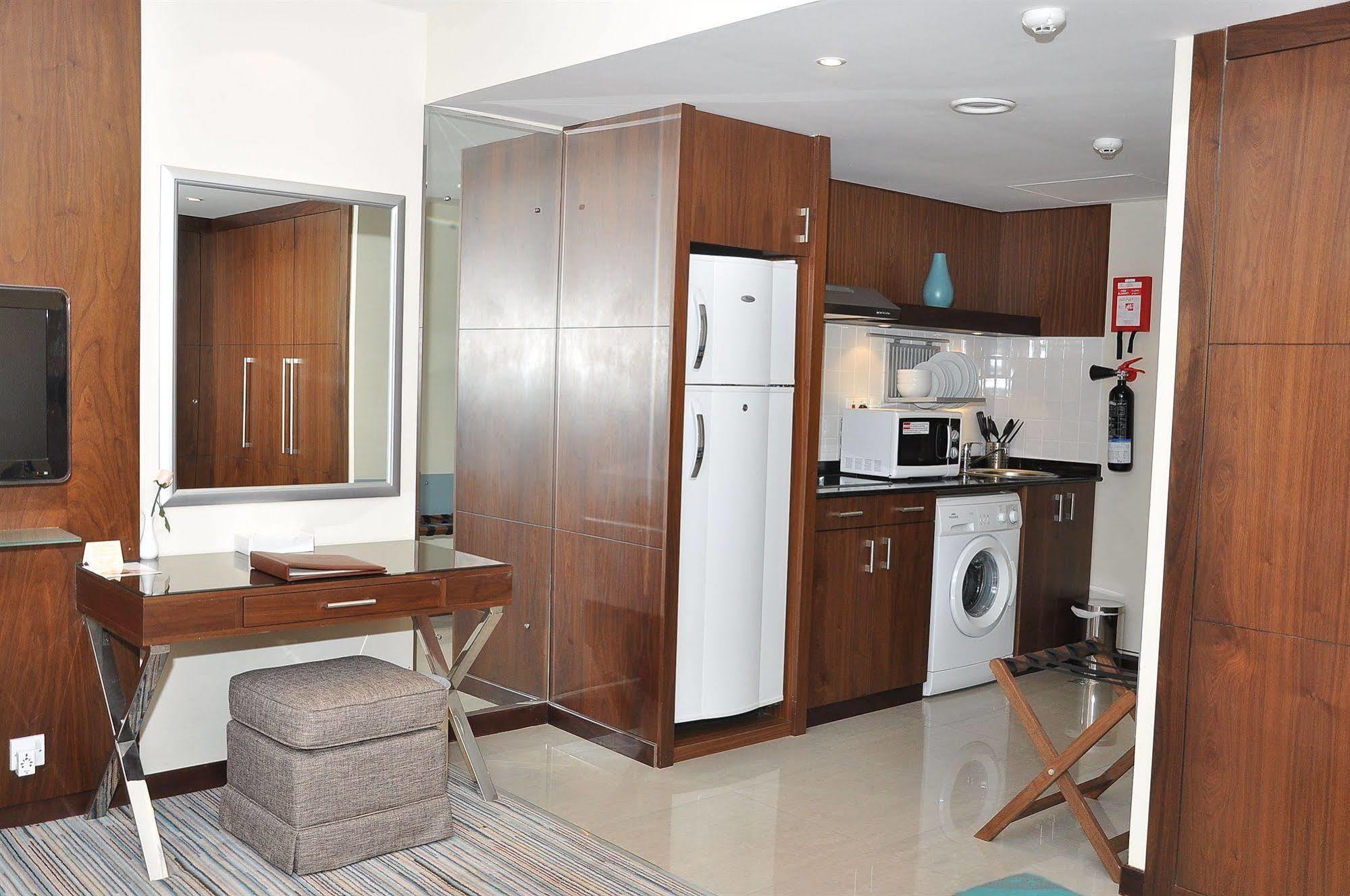 Phoenix Plaza Hotel Apartments Abu Dhabi Exterior foto